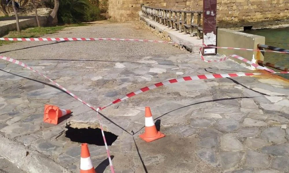 Χανιά: Έγινε νέα καθίζηση στο Κουμ Καπί -Άνοιξε τεράστια τρύπα σε πεζοδρόμιο (Εικόνες)